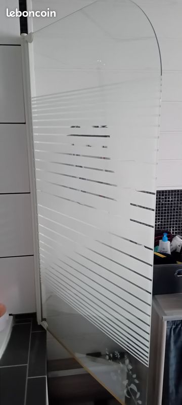 Paroi de baignoire avec son support (image 1)