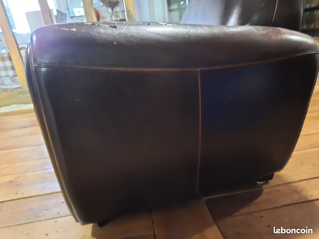 Vends 2 fauteuils club très confortables, cuir abimé sur assise et accoudoirs (image 2)
