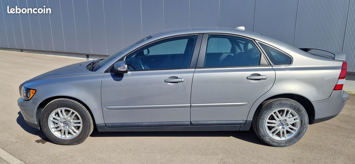 VOLVO S40 II 1.6 D, 110ch Summum Edrive, 03/2007, 105100km, Carnet complet (image 2)