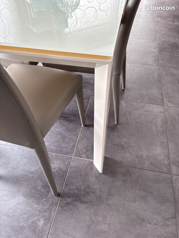 Table salle à manger avec chaises (image 3)