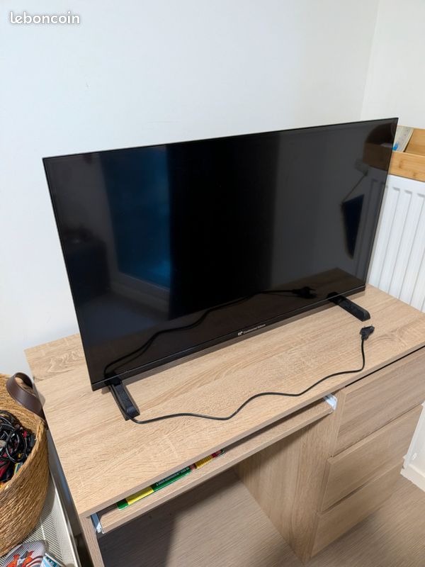Télévision LED 32 pouces Continental Edison (image 1)