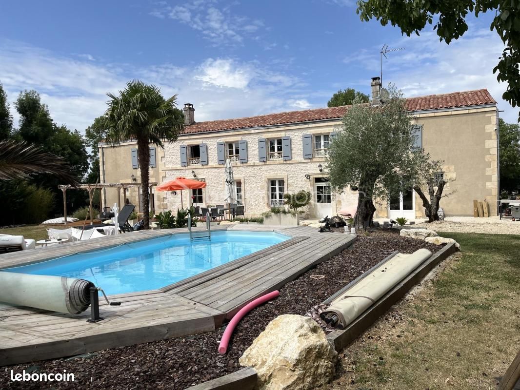 Maison 9 pièces 350 m² · à Niort · 350 m² · 649 000 €