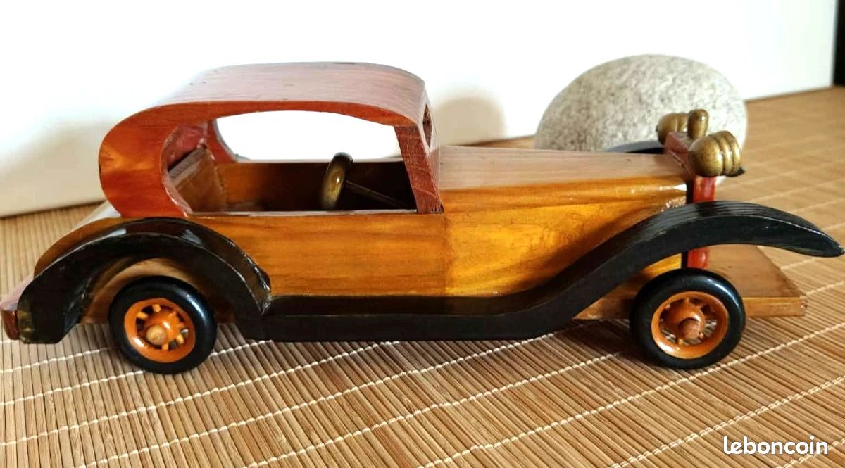 Voiture ancienne miniature en bois artisanale (image 2)