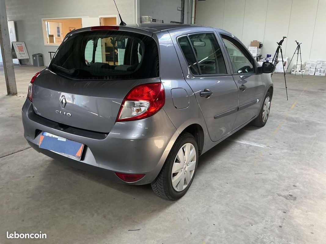 Renault Clio 1.2 Expression (image 2)