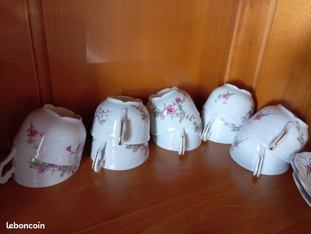 Service à vaisselle en porcelaine de Limoges motif floral (image 6)