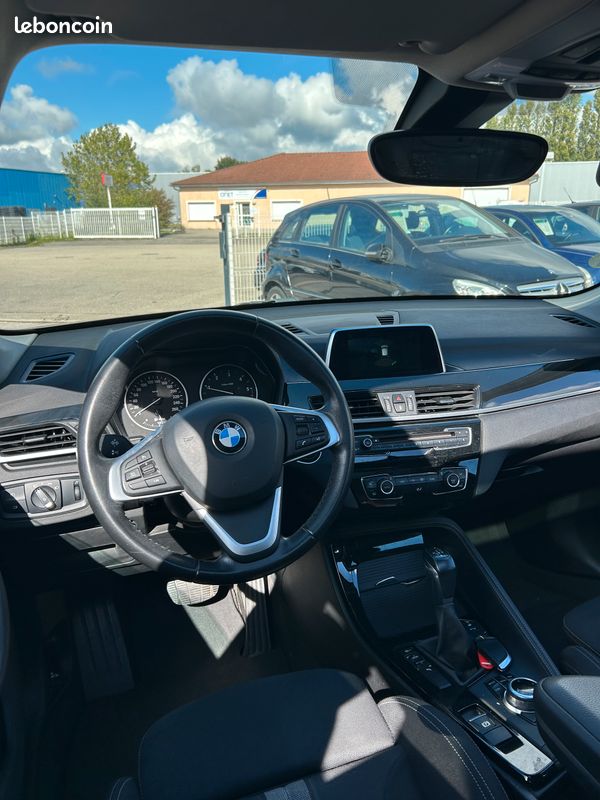 BMW X1 F48 sDrive18d 150 ch BVA8 Sport – GPS grand écran / Sellerie sport / Toit ouvrant panoramique / Hayon électrique / Radars AV & AR (image 4)