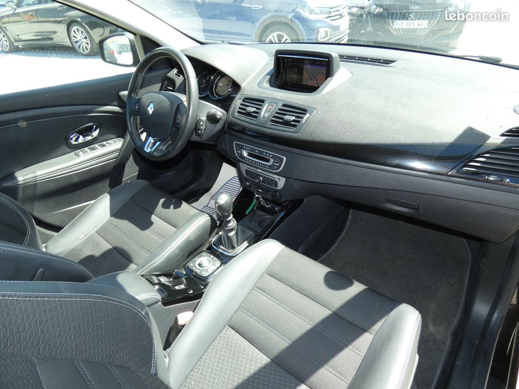 RENAULT MEGANE III BERLINE dCi 110 FAP Energy eco2 Bose (image 16)