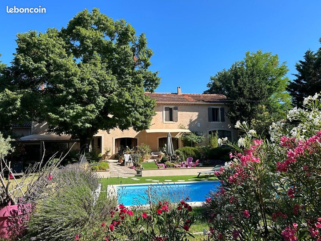 Maison 8 pièces 281 m² · à Carpentras · 281 m² · 699 000 €