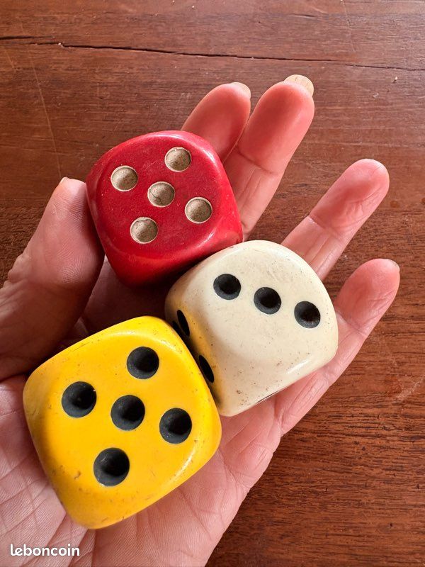 3 Gros Dés Bakélite Vintage – Jeu De Société Ou Décoration Rétro
