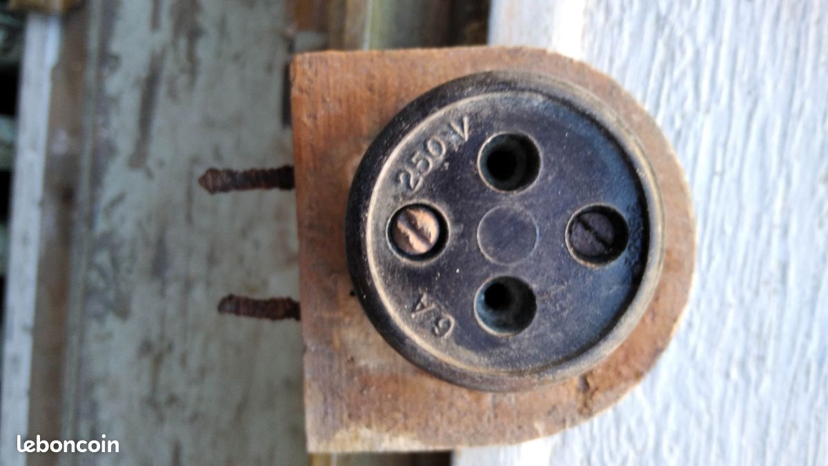 Ancienne prise électrique 250 v (image 1)