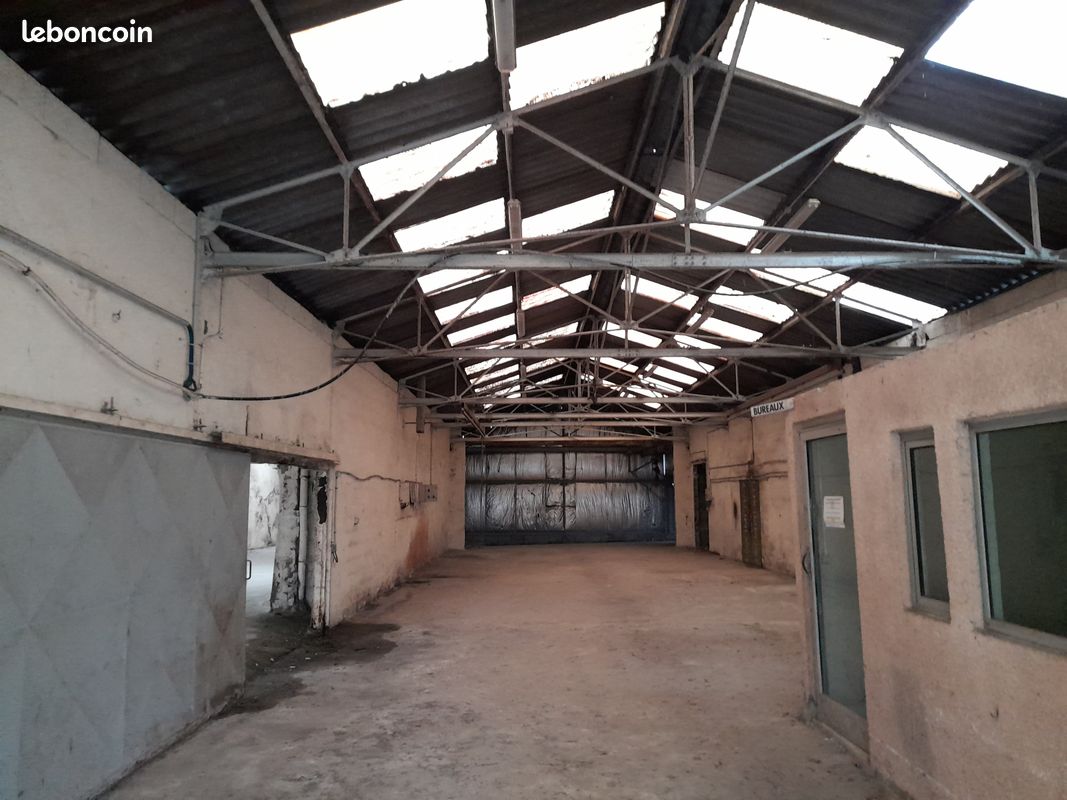 Local commercial 1 pièce 130 m² · à Veauche · 130 m² · 690 €