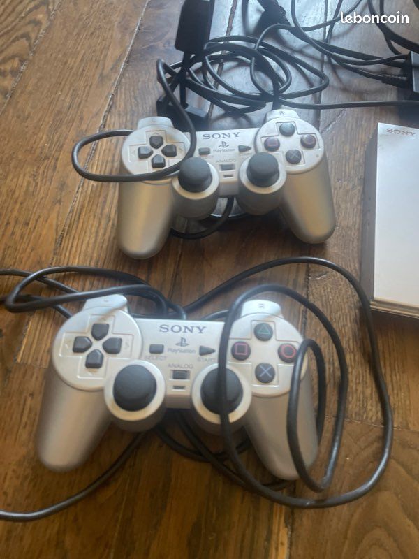PS2 slim grise avec 2 manettes et 2 jeux (image 3)