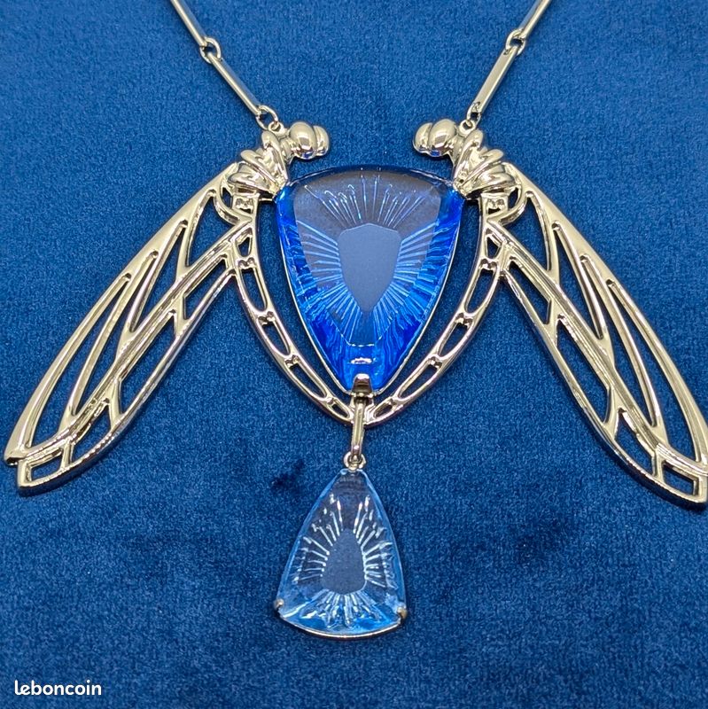 Pendentif Croix Lalique En Cristal Bleu – Bijou D’occasion élégant | Collier Cristal Bleu Profond | Pièce Signée Lalique Vintage