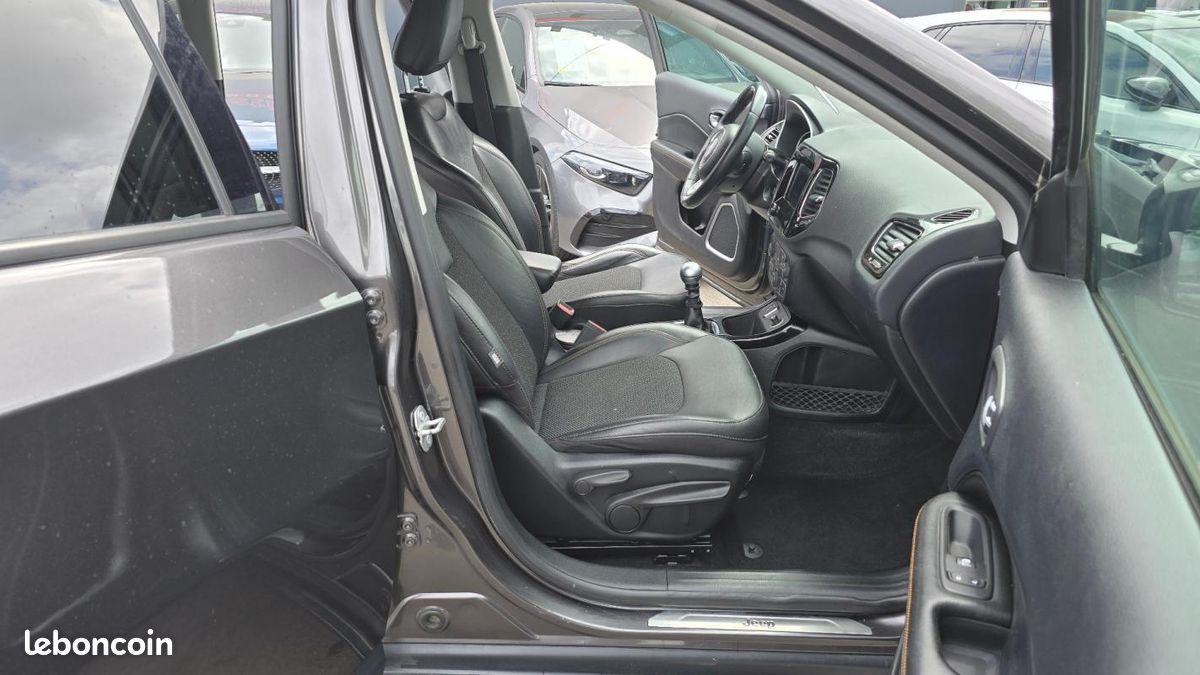 Jeep Compass Limited FWD (image 24)