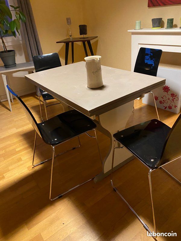 4 chaises noires, pieds acier (image 1)