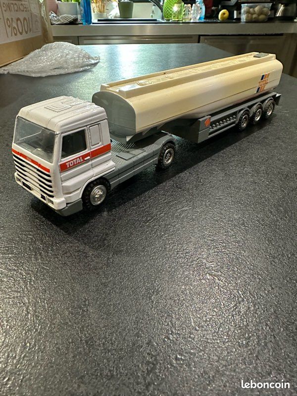 CAMION CITERNE SAVIEM,ESSO,MAJORETTE 1:100 Vintage EUR 5,00 - FR