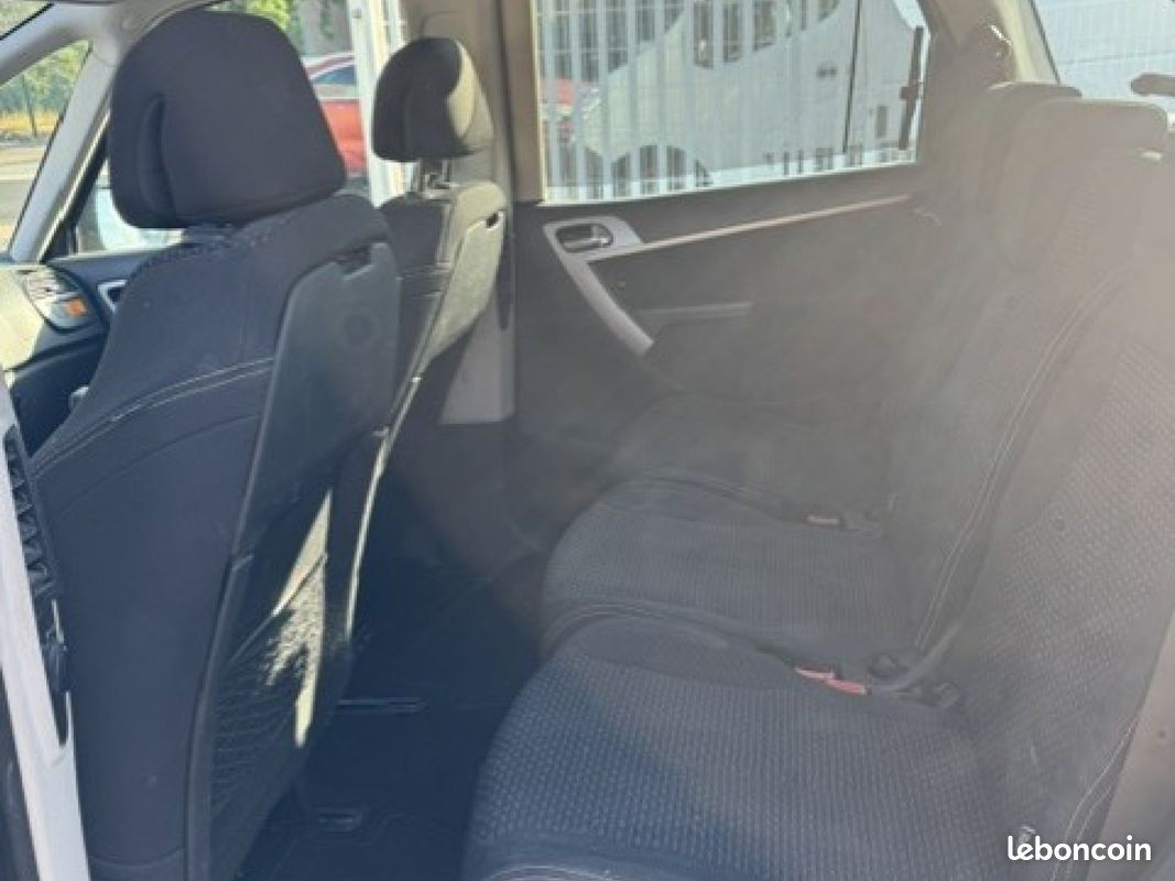 CITROEN C4 PICASSO HDi 110 FAP Airdream Pack Dynamique (image 4)