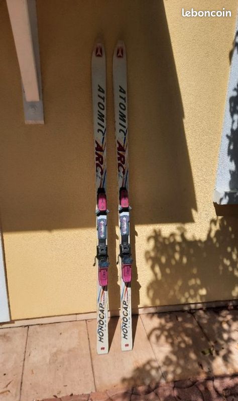 Paire de skis avec bâton de skis
atomic arc (image 1)