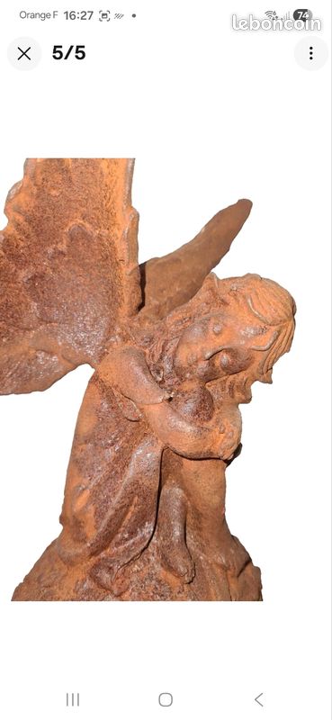 Statue d'une fée assise sur une boule ornée de fleurs (image 5)