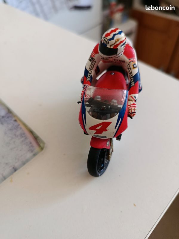 Petite moto Honda réaliste pilote Doohan (image 3)