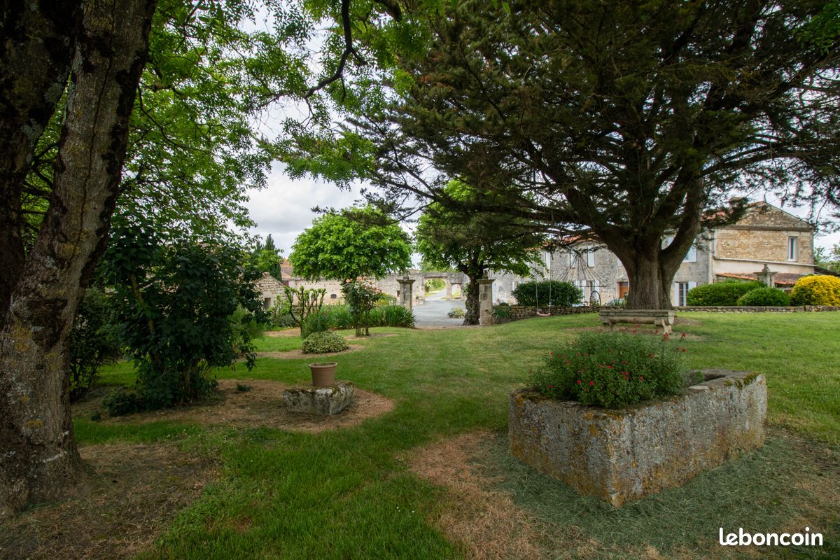 Longère 10 pièces 280 m² - Saintes 17100 (image principale 3)