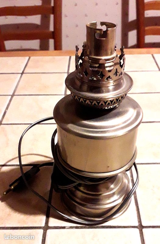 Pied de lampe étain brillant (?) 19cm x 8cm, à broches, XXème, sans doute années 50-60 (image 1)