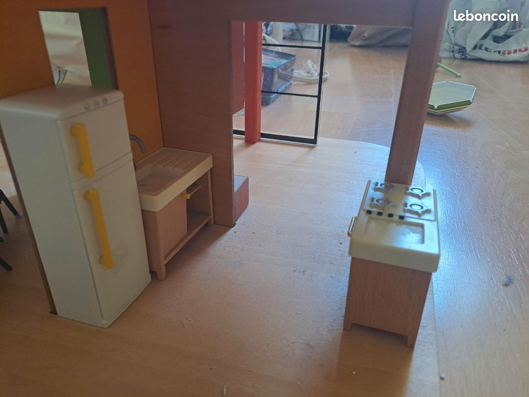 Maison colour house de djeco
À partir de 4 ans
Parfait état 
Vendue avec les accessoires présents sur la photo
Collection Mon petit home (image 11)