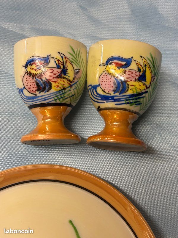 Ensemble vintage en porcelaine du Japon comprend un petit plateau rond, deux coquetiers peints de motifs d'oiseaux et deux salière, poivrière assorties en forme de petits oiseaux (image 3)