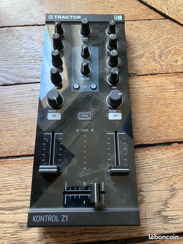 Traktor Kontrol z1 + boîte native instruments (image 1)