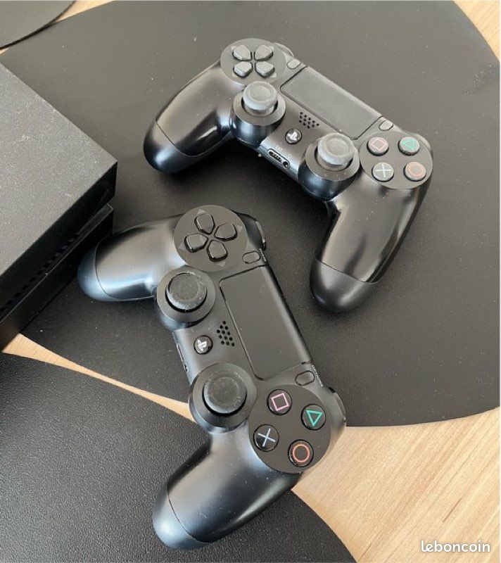 Ps4 (sans câble HDMI) avec deux manettes et deux jeux (image 2)