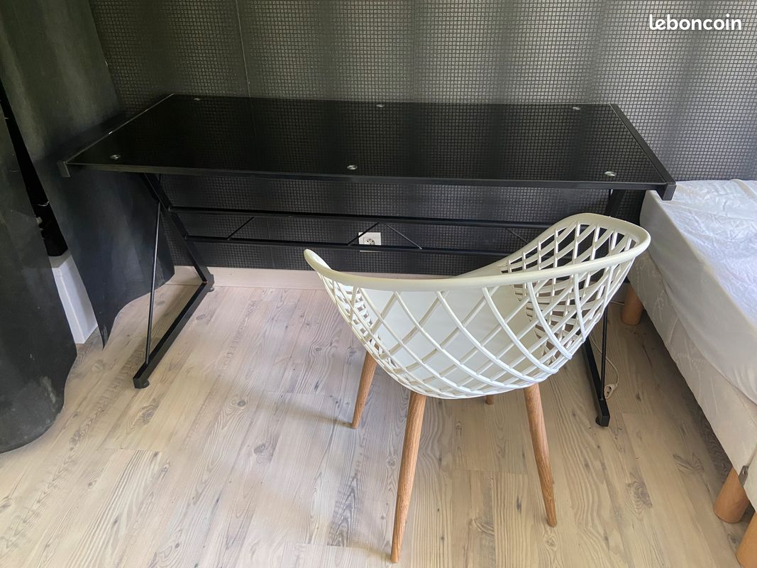 Bureau noir en verre (image 1)