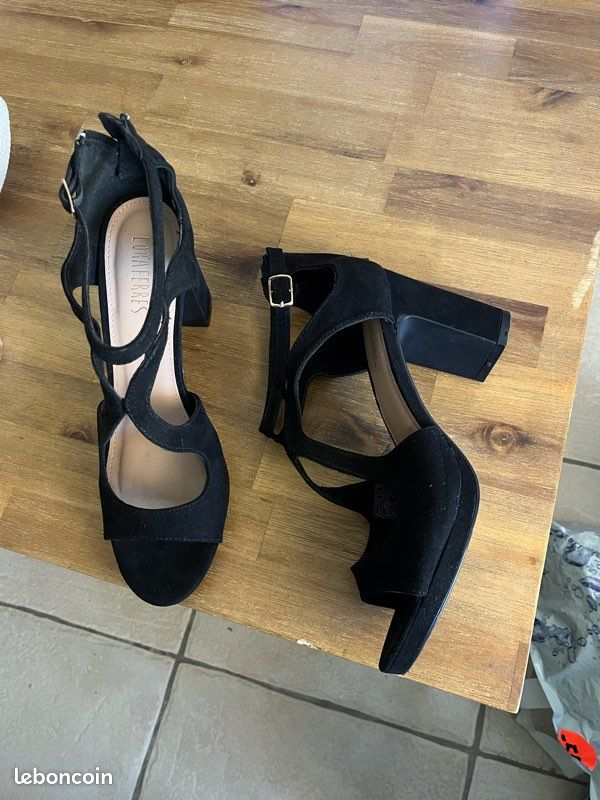 Chaussures ouvertes noires à talon (image 3)