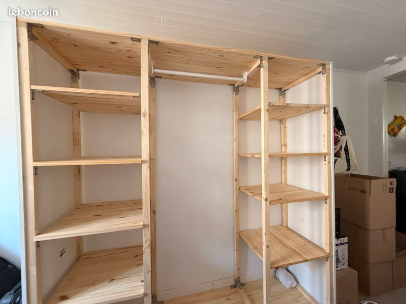 Dressing / penderie ouverte en bois avec étagères (image 1)