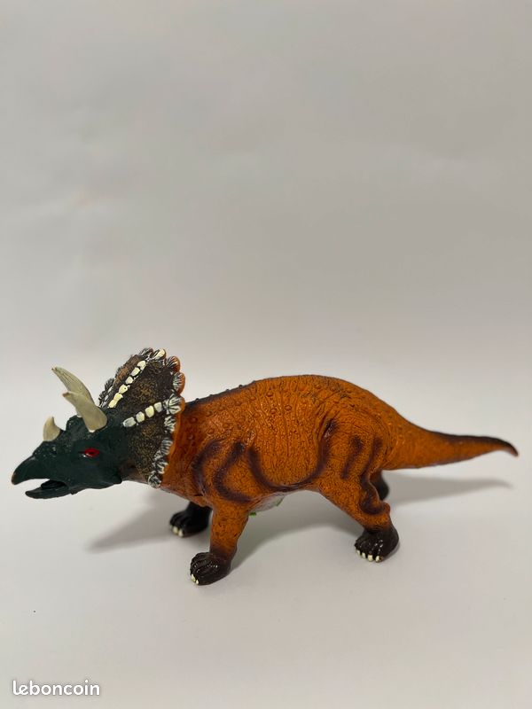 Deux figurines de dinosaures (image 4)