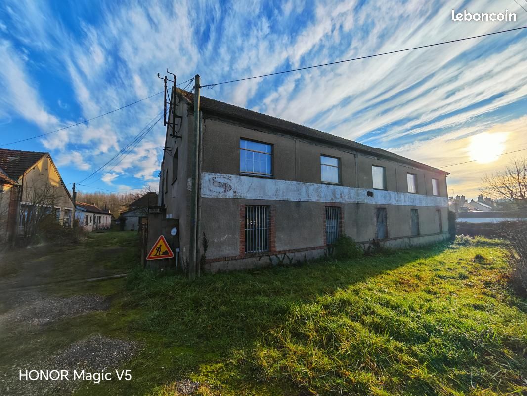 Immeuble 15 pièces 2 850 m² (image 1)