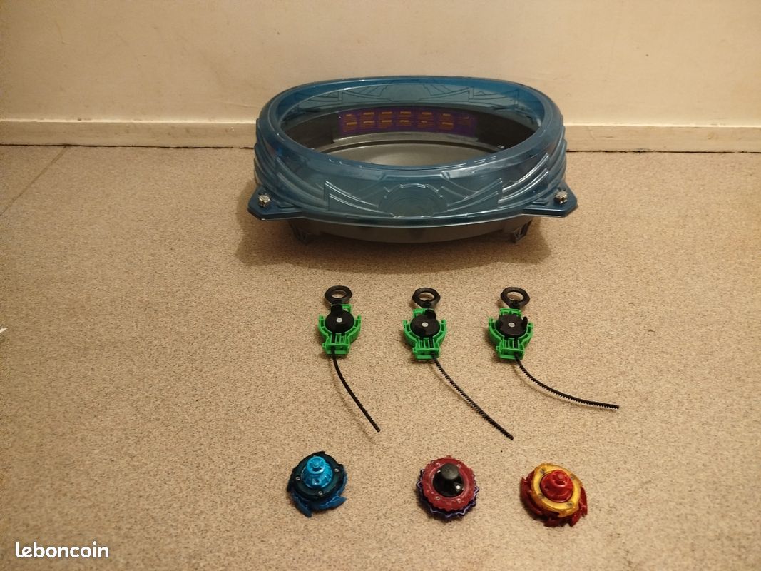 Lot de 3 toupies Beyblade burst surge + 3 lanceurs + une arène (image 1)