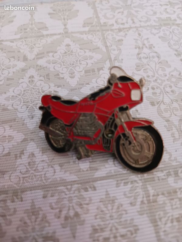 Pin's moto rouge et noir (image 1)