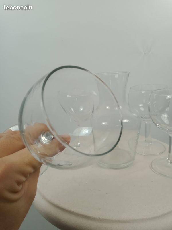 Lot 4 verre a vin et une carafe (image 5)