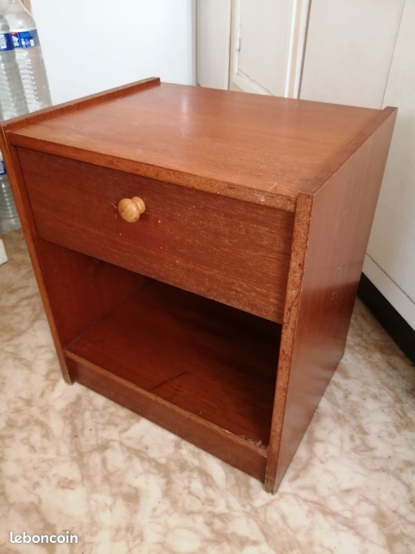 Une table de chevet en bois marron avec un tiroir et rangement en bas (image 2)