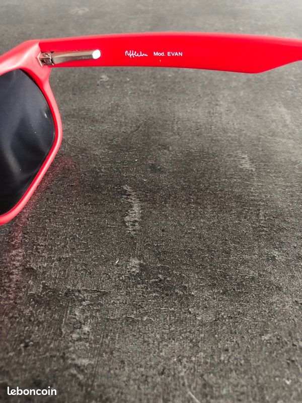 Deux paires de lunettes mixtes vues ou solaires (image 4)