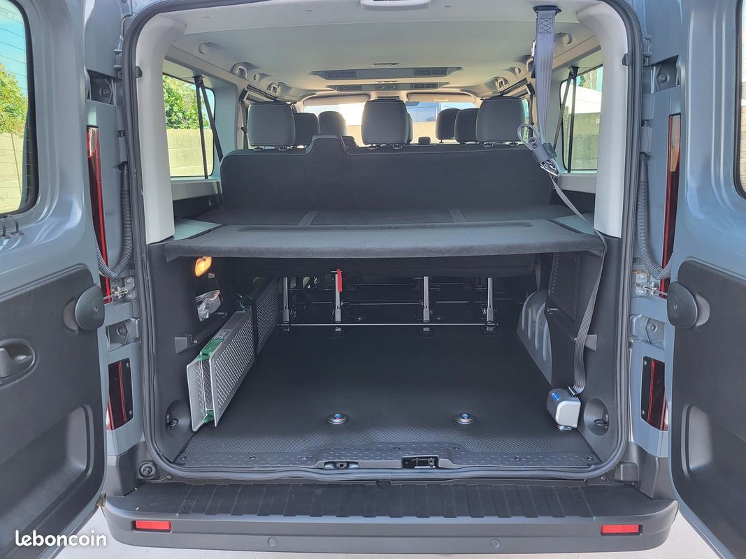 RENAULT TRAFIC COMBI L2 GRAND TECHNO 2.0 Blue DCI 150 BVM6 EASY ACESS 09 PLACES NEUF avec AMÉNAGEMENT TRANSPORT FAUTEUIL ROULANT + CAMÉRA RECUL + GPS / SANS MALUS ÉCOLOGIQUE ( Prix Vente 35 990 HT ) (image 12)