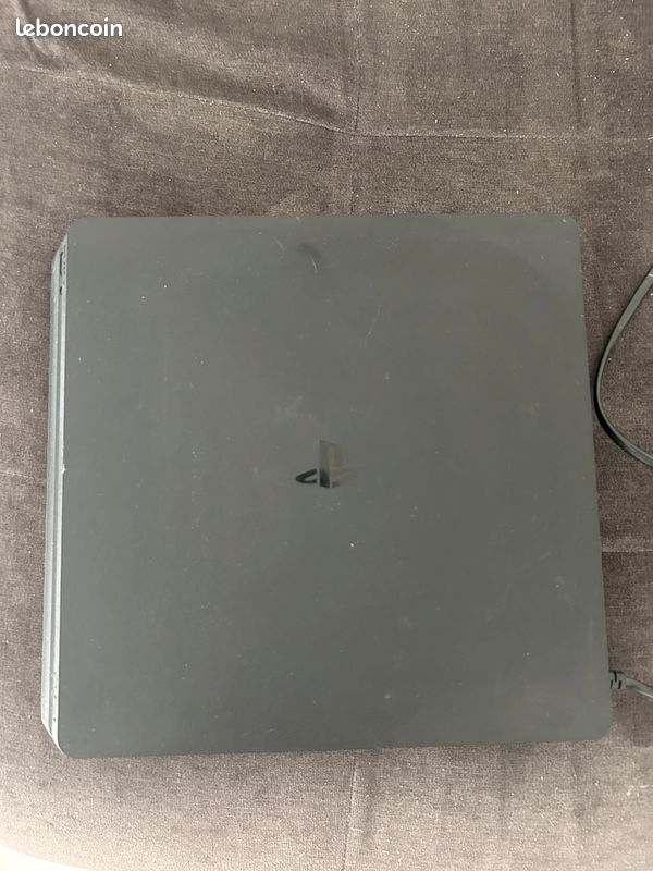 PlayStation 4 (image 1)
