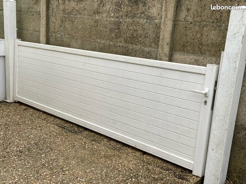 Grand portail blanc en pvc (image 1)