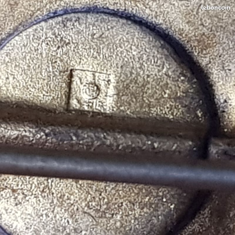 Insigne couleur dorée de la ligne Maginot avec poinçon (image 2)