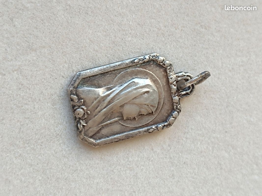6462# JOLIE MÉDAILLE religieuse Vierge Marie/ ND de Lourdes Argent