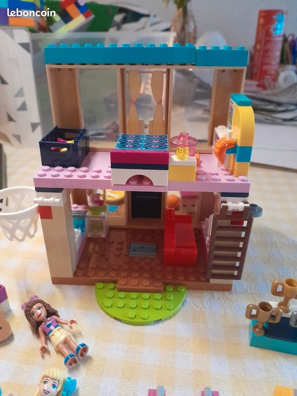 Lego junior 10763 : La maison au bord du lac de Stéphanie
Complet. Fourni avec boîte et notice.
Pas d'envoi possible (image 3)