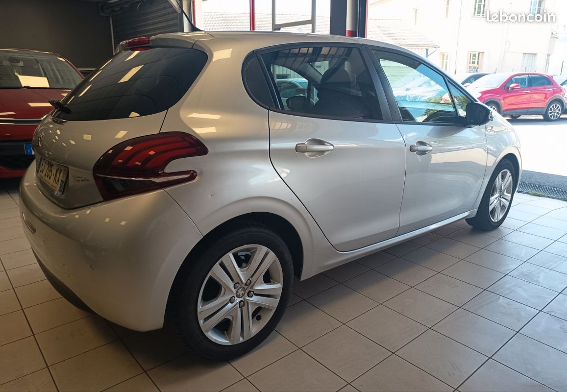 PEUGEOT 208 Phase 2, 1.6 BLUEHDI 100CH, Finition STYLE, DISTRIBUTION OK, CT OK,GARANTIE 6 MOIS (image 3)