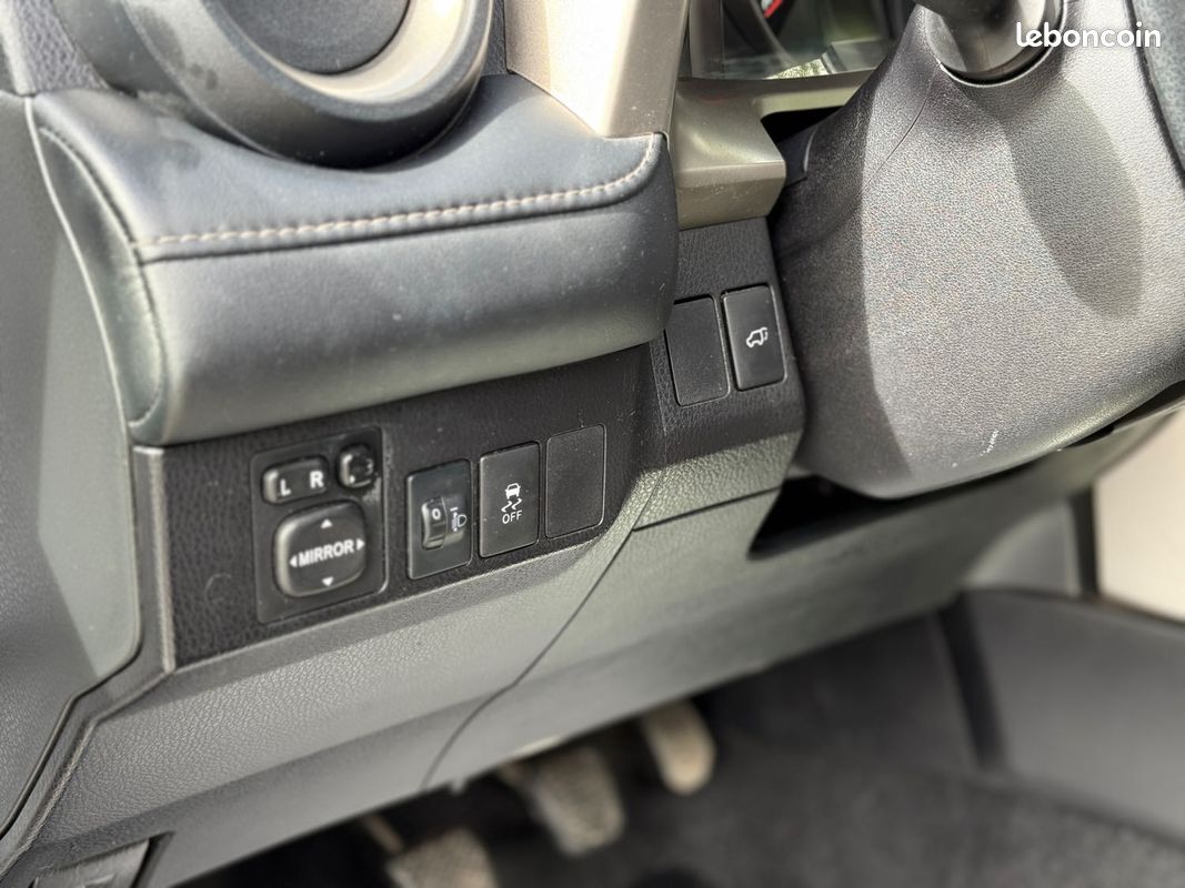 Toyota RAV4 2.0 D-4D 124ch Lounge – GPS – Caméra de recul – Chaîne – Révisé & Garantie 6 mois (image 26)