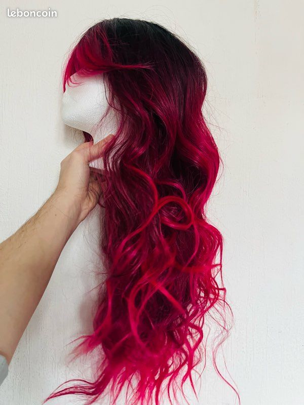 Perruque Femme Rose Bonbon Longue Bouclée Avec Frange - Synthétique - Bonnet Moyen +4 - Neuf