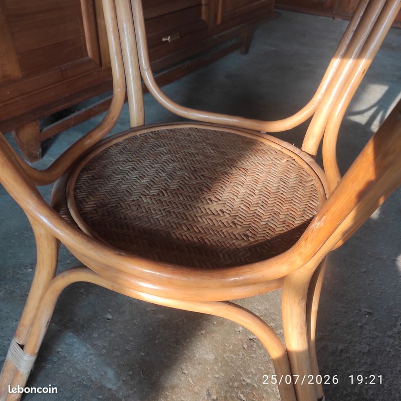 Table ronde en rotin double plateau (image 2)